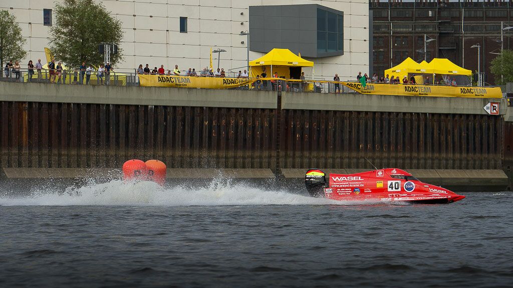 mehrere Racetents / Rennzelte von QUICKUPTENT beim ersten ADAC Weser-Ems Motorbootrennen Waterfront Bremen
