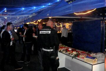 reichhaltiges Buffet unter Cateringzelte von QUICKUPTENT auf Schalke