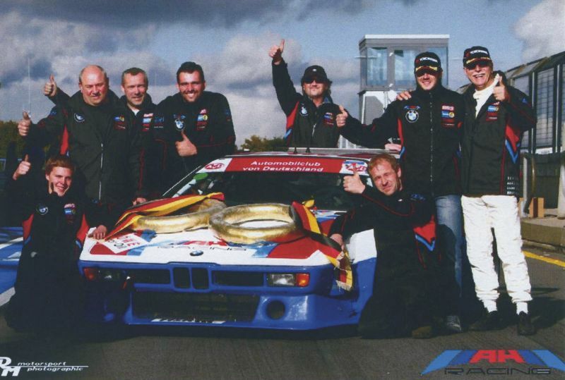 Das AH-Racing-Team und der BMW M1: auch 2011 durch den Faltzelt-Anbieter QUICKUPENT unterstützt