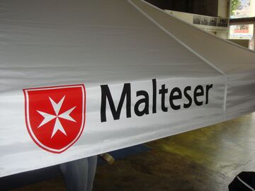 Malteser-Branding auf einem QUICKUPTENT-Volant