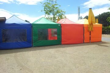 vier QUICKUPTENT V2A-Faltpavillons zu einer Zeltlandschaft kombiniert