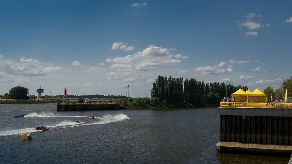 Racetents / Rennzelte des ersten ADAC Weser-Ems Motorbootrennen Waterfront Bremen von QUICKUPTENT